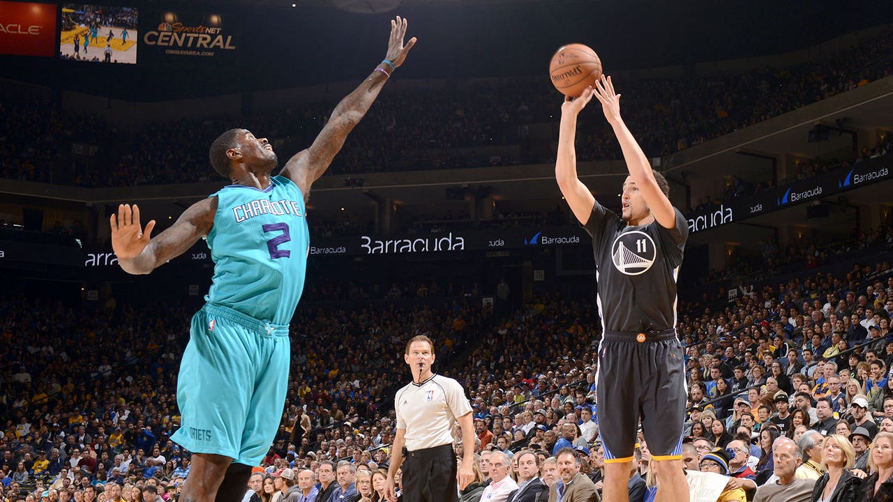 Thompson, Curry lead Warriors to lopsided win over Hornets